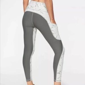 Athleta Palm Up For Anything 7/8 Tight Leggings Women’s M Silver Print Pockets